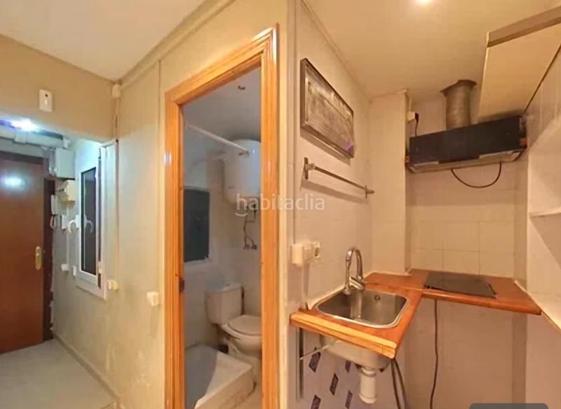 Foto eb7d8243-9f42-4384-862d-f00df74d0ca5. Pis a Raval Barcelona