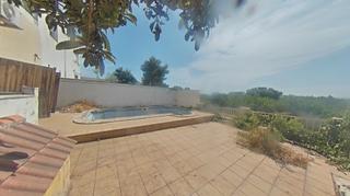 Casa pareada  Carrer de siurana. Casa adosada a tres vientos con jardín y piscina en residencial