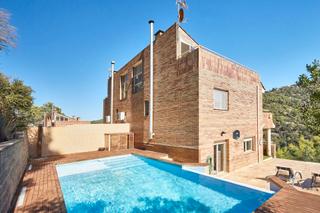 Casa adosada  Avinguda torrelletes. Adosada con piscina en torrelles de llobregat