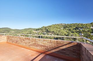 Casa adossada  Avinguda torrelletes. Adosada con piscina en torrelles de llobregat