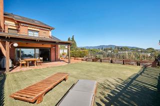 Casa aparellada  Carrer sant sebastià. Casa adosada exclusiva en el centro de l’ametlla del vallès