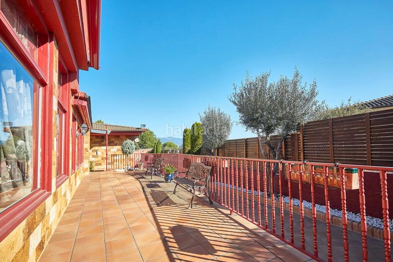 Foto af3eedbc-4f96-45cd-8bab-24875fe98cf2. Haus mit kamin heizung parking pool in Canovelles