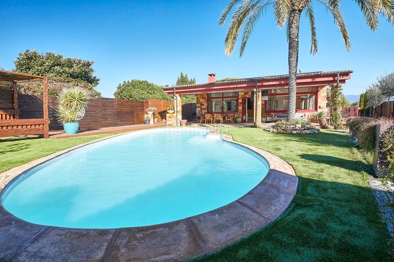 Foto b59c0fba-e2de-48f5-9432-87e8a415856e. Haus mit kamin heizung parking pool in Canovelles