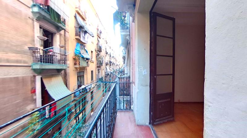 Foto a5825064-dc33-4084-8981-eb529745a851. Piso  a reformar en ciutat vella en Raval Barcelona