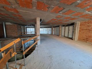 Alquiler Local Comercial  Passeig marítim. Amplio local con potencial para proyectos profesionales o de res