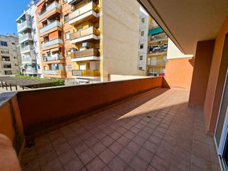 Rent Business premise  Passeig marítim. Amplio local con potencial para proyectos profesionales o de res