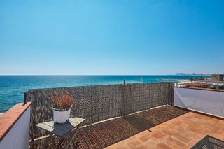 Casa a schiera  Carrer del mar. Casa para reformar en primera línea de mar — una oportunidad úni