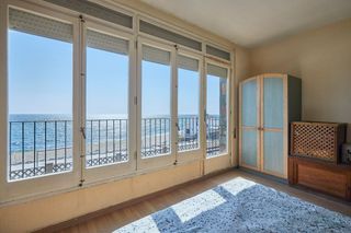 Casa adossada  Carrer del mar. Casa para reformar en primera línea de mar — una oportunidad úni