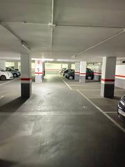 Car parking  Carrer d'entença. Garaje en calle d'entença (coche pequeño)