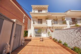 Towny house  Carrer del vendrell. Casa pintoresca al lado de la playa de cubelles