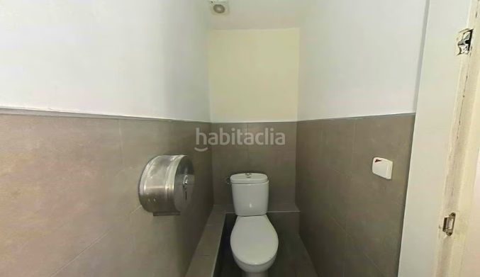 Foto b2cc3dc8-ec6c-4a60-8597-20f10ac0751a. Local comercial a Zona Industrial Prat de Llobregat (El)