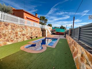 Casa a Cnoves i Samals. Casa reformada con piscina en el mirador