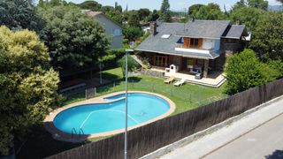 Casa  Avinguda vilamajor. Impresionante  con piscina en dominics