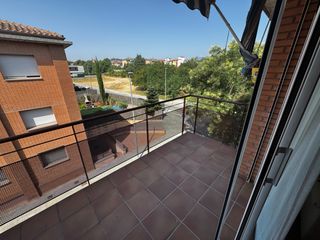 Pis a Sant Celoni. Luminoso piso de 3 habitaciones con dos balcones, parking y tras
