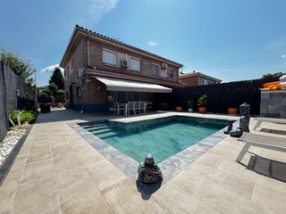 Casa a Llinars del Vallès. Adosada totalmente reformada con piscina en sant josep