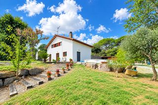 Casa in Avinguda de vilamajor 55. Propiedad con terreno residencial y rustico