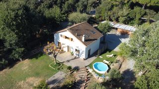 Casa en Carrer de mas codina 2. Propiedad con terreno residencial y rustico