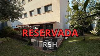 Rez-de-chaussée à Carrer de santa otília 39. Oasis en barcelona