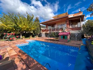 Casa a Cànoves i Samalús. Expectacular casa amb piscina