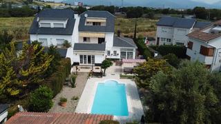 Maison à Llinars del Vallès. Casa con piscina en la urbanización de sant josep