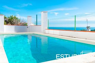 Maison à Sant Cebrià de Vallalta. Casa con piscina y vistas espectaculares a mar