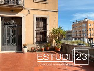 Casa aparellada  Plaça de vendre