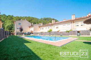 Casa adossada a Arenys de Munt. Oportunidad! magnífica casa con piscina comunitaria!