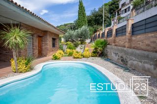 Casa a Arenys de Munt. Casa con piscina privada a terminar los interiores