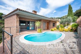 Casa a Arenys de Munt. Casa con piscina privada a terminar los interiores