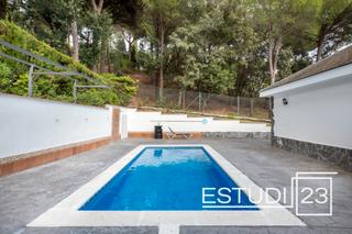 Casa in Arenys de Munt. Magnifica casa con piscina rodeada de naturaleza