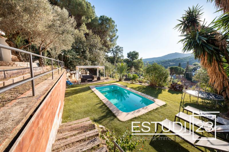 Foto 41ffcd89-b5bd-4785-9c46-3e3a912e2d87. Chalet con camino riscaldamento piscina in Arenys de Munt