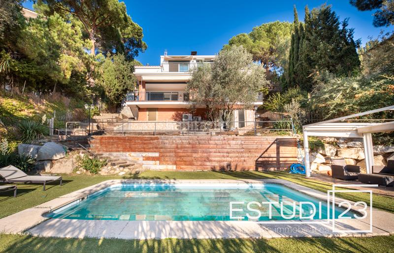 Foto 5a03ffab-31b2-428d-b142-0f7dccab8fcd. Chalet con camino riscaldamento piscina in Arenys de Munt