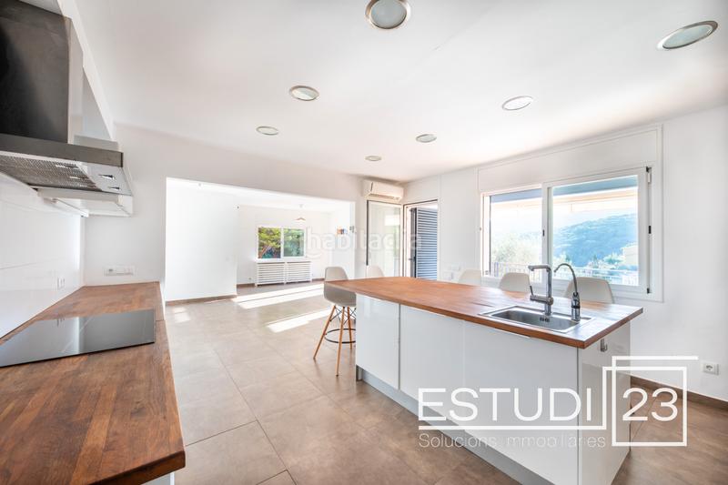 Foto d8a4d571-016a-4732-9625-ba696c6549cf. Chalet con camino riscaldamento piscina in Arenys de Munt