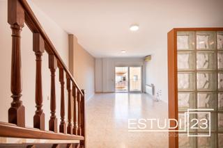 Duplex in Canet de Mar. Dúplex amplio y luminoso con 2 plazas de parking incluidas