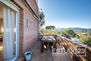 Casa a Canyamars. Casa con piscina y vistas espectaculares a la monta�a