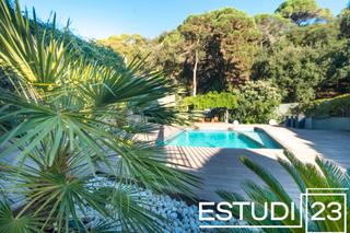 Casa aparellada a Arenys de Munt. Magnifica casa de estilo moderno rodeada de naturaleza