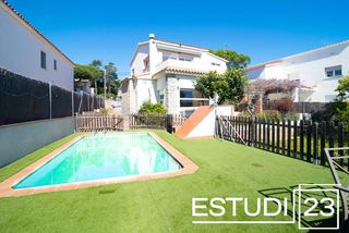 Casa a Vilassar de Dalt. Magnífica casa con piscina y vistas a mar
