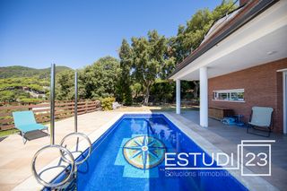 Chalet à Arenys de Munt. Magnífica casa con piscina y vistas a mar
