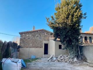 Mas à Carrer major 27. Baix empordà, corçà, casa de piedra esquinera