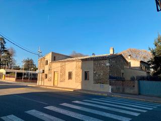 Masia a Carrer major 27. Bajo empordà, corçà, casa de piedra esquinera