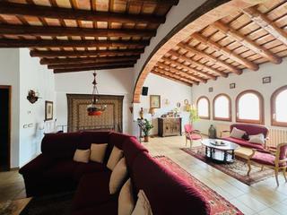 Casa aparellada a Carretera de cruïlles 31. Baix empordà, la bisbal d’empordà, casa.
