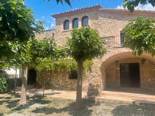 Masia a Plaça major 3. Baix empordà, las olives, casa rústica.