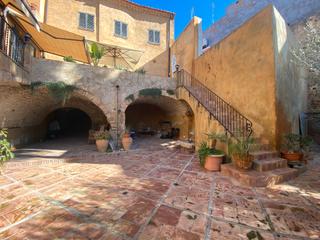 Haus in Carrer de la muralla 10. Alt empordà, castelló d’empurias, casa palau s. xviii.