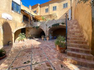 Casa a Carrer de la muralla 10. Alt empordà, castelló d’empurias, casa palau s. xviii.