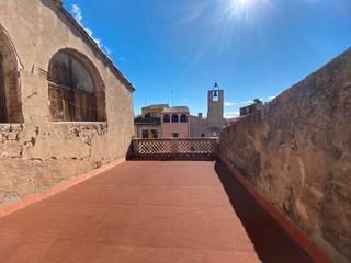 Masia a Plaça de la vila 7. Baix empordà, torroella de montgrí, casa de pueblo de piedra en