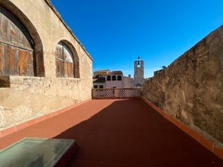 Masia a Plaça de la vila 7. Baix empordà, torroella de montgrí, casa de pueblo de piedra en