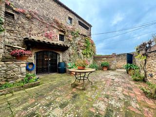 Masia a Avinguda de les gavarres 12. Gironès, madremanya, casona