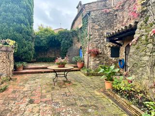 Masia a Avinguda de les gavarres 12. Gironès, madremanya, casona.