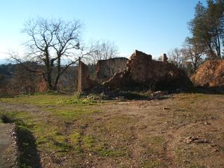 Masia a Paratge les brugueres 9. Gironès, quart, masia en runas.