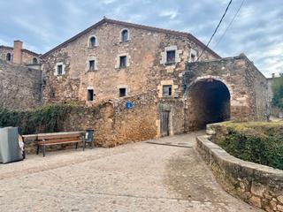 Mas à Carrer de l'església 2. Gironés, juià, masia.